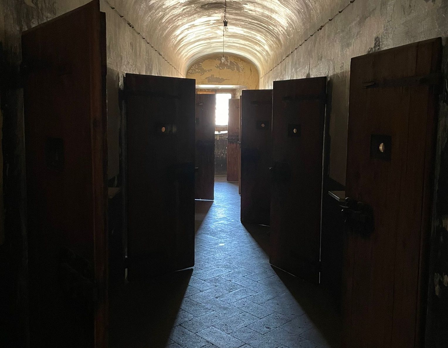 corridoio carcere celle aperte